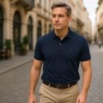 Dicen que los hombres elegantes visten así: el polo Tommy que parece sacado de un catálogo de lujo