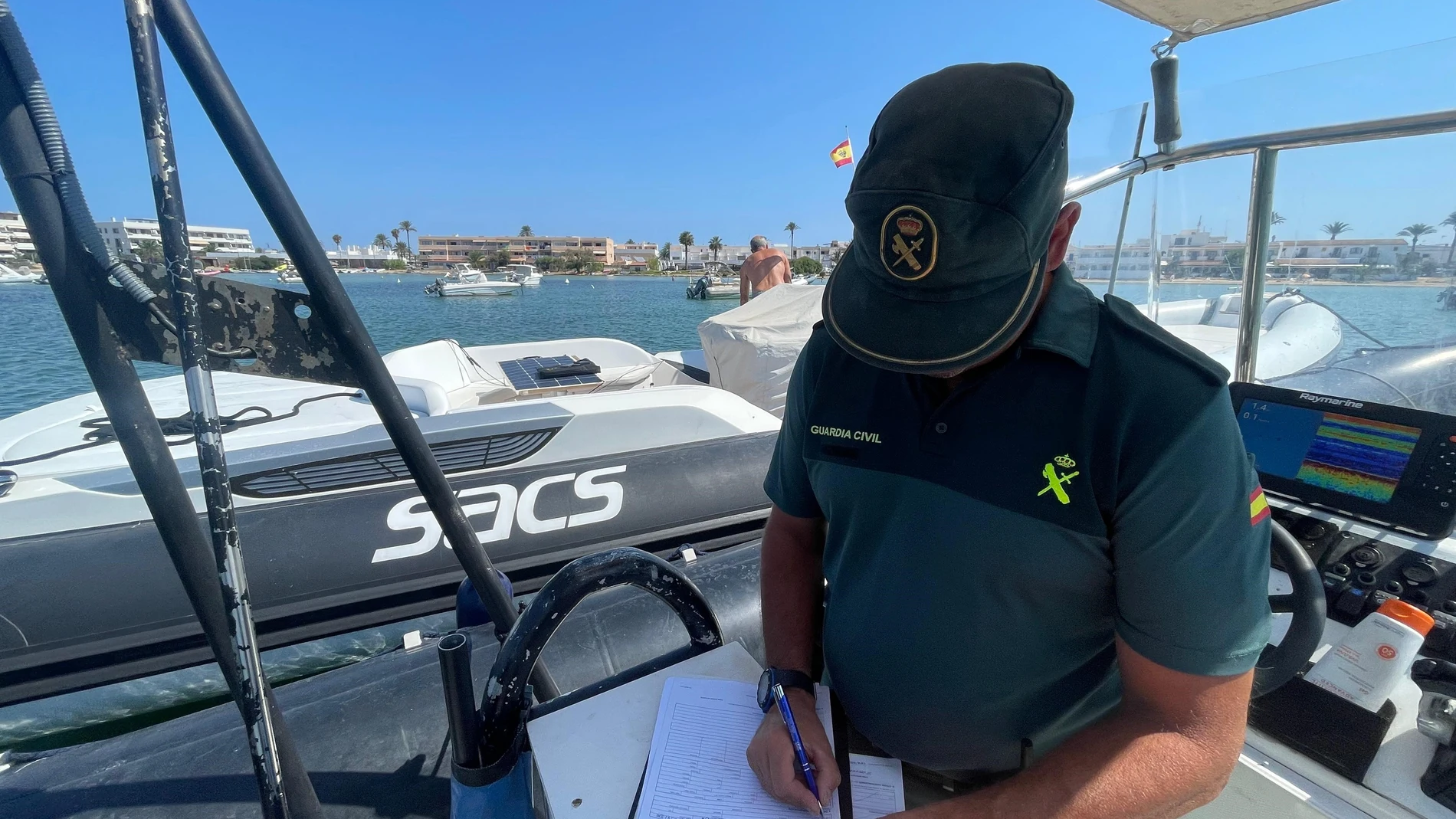 Un agente de la Guardia Civil levanta un acta por fondeo ilegal en Formentera. REMITIDA / HANDOUT por Guardia Civil Fotografía remitida a medios de comunicación exclusivamente para ilustrar la noticia a la que hace referencia la imagen, y citando la procedencia de la imagen en la firma 07/08/2025
