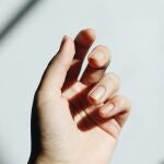 ¿Qué revela de ti llevar las uñas cuadradas, según la psicología?