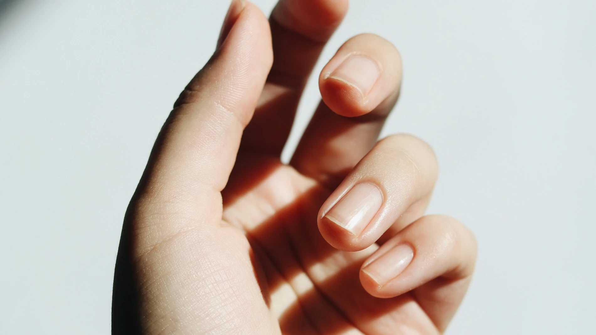 ¿Qué revela de ti llevar las uñas cuadradas, según la psicología?
