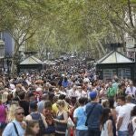 Gran afluencia de ciudadanos y turistas en Las Ramblas de Barcelona
