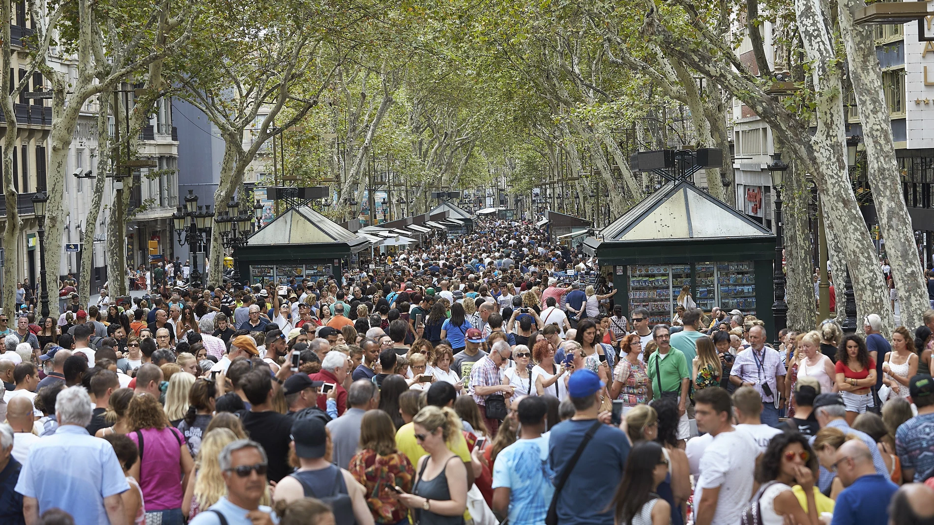 Gran afluencia de ciudadanos y turistas en Las Ramblas de Barcelona