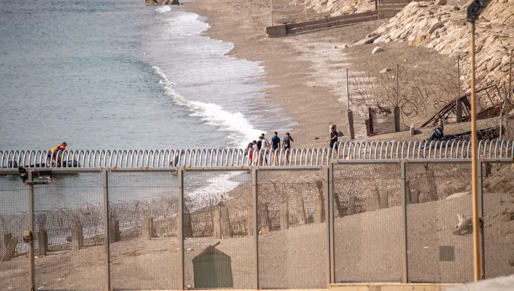 Cientos de personas migrantes intentan entrar a nado en Ceuta desde Marruecos