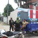 Las banderas peruanas abundan en la isla del Amazonas reclamada por presidente de Colombia