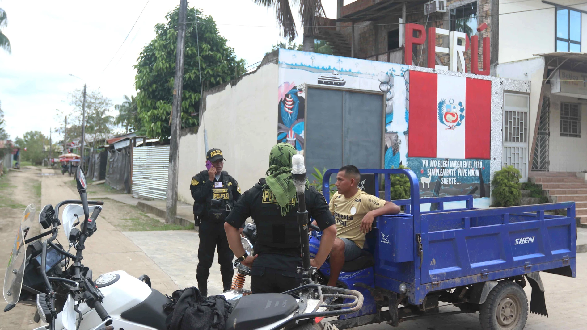AME8356. SANTA ROSA (PERÚ), 07/08/2025.- Integrantes de la policía del Perú vigilan este miércoles, en la población de Santa Rosa, una isla en medio del río Amazonas bajo soberanía peruana, situada frente a la ciudad colombiana de Leticia, en la triple frontera amazónica con Brasil. Las banderas peruanas relucen por las escasas calles de Santa Rosa, la pequeña población objeto de controversia entre Colombia y Perú después de que el presidente colombiano, Gustavo Petro, acusara al Gobierno per...