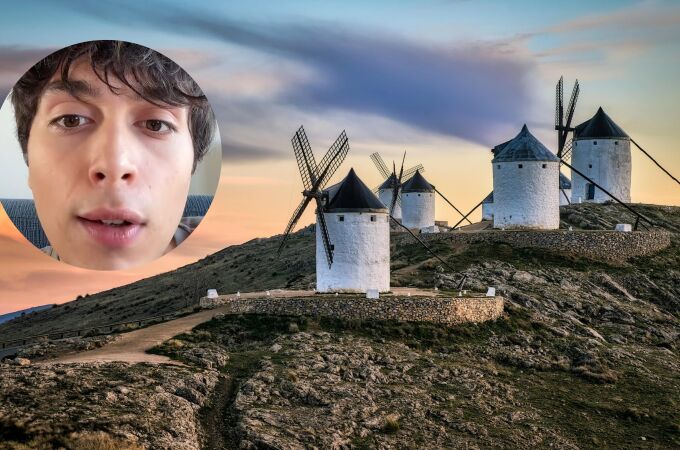 Un influencer junto a unos molinos de viento de Castilla-La Mancha