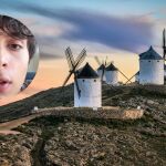 Un influencer junto a unos molinos de viento de Castilla-La Mancha