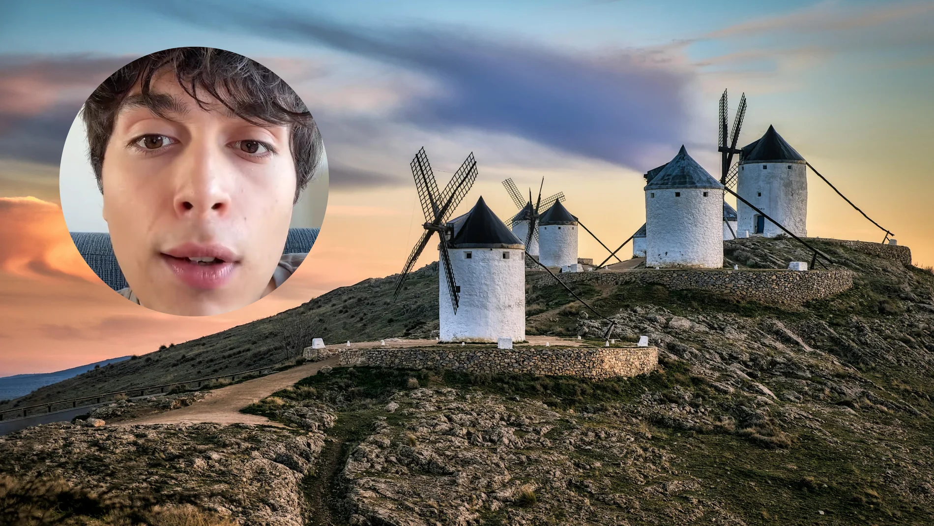 Un influencer junto a unos molinos de viento de Castilla-La Mancha