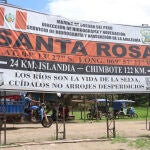 Las banderas peruanas abundan en la isla del Amazonas reclamada por presidente de Colombia