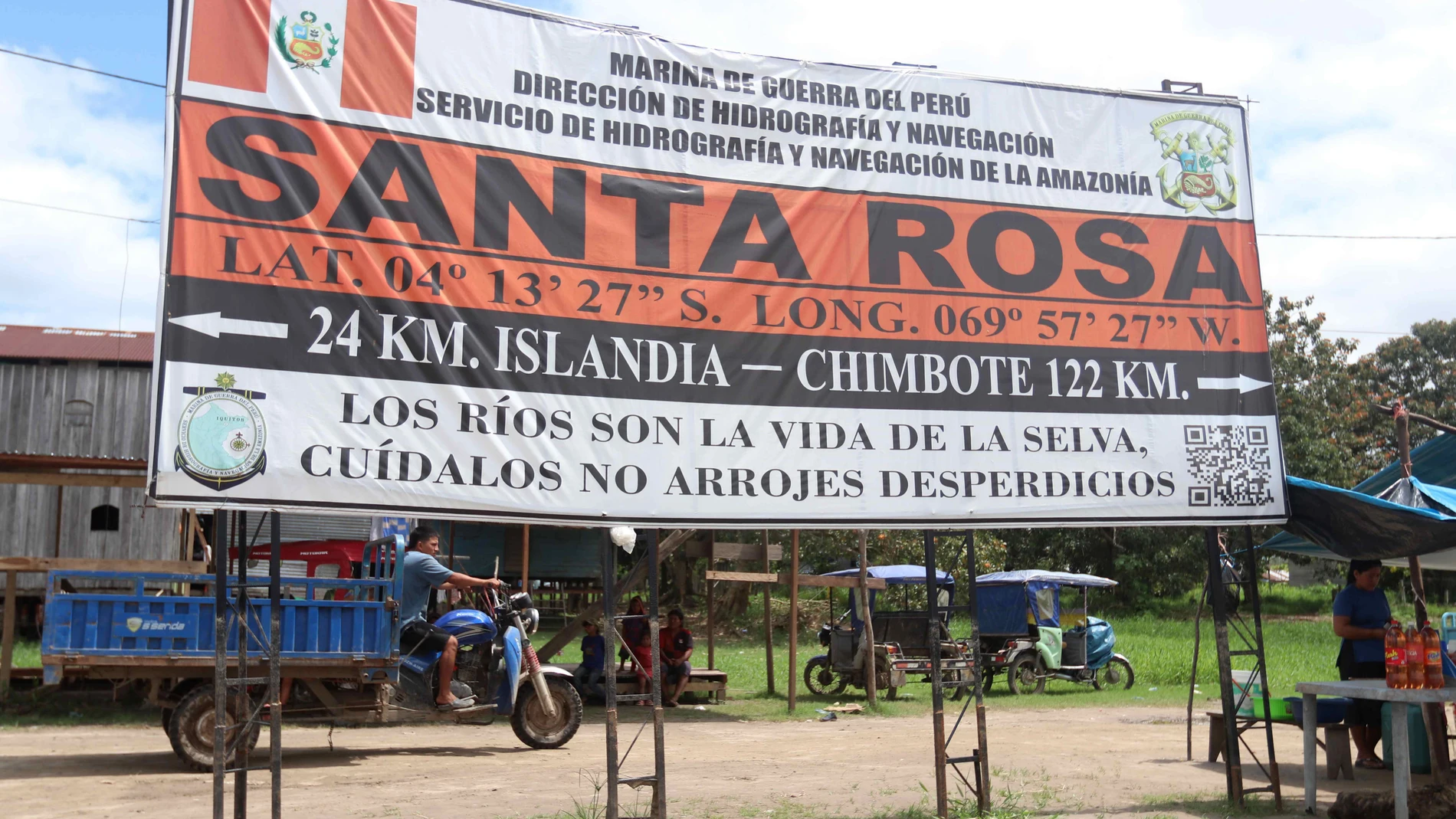 AME8357. SANTA ROSA (PERÚ), 07/08/2025.- Fotografía de un letrero de la Marina de Guerra del Perú este miércoles, en la población de Santa Rosa, una isla en medio del río Amazonas bajo soberanía peruana, situada frente a la ciudad colombiana de Leticia, en la triple frontera amazónica con Brasil. Las banderas peruanas relucen por las escasas calles de Santa Rosa, la pequeña población objeto de controversia entre Colombia y Perú después de que el presidente colombiano, Gustavo Petro, acusara a...