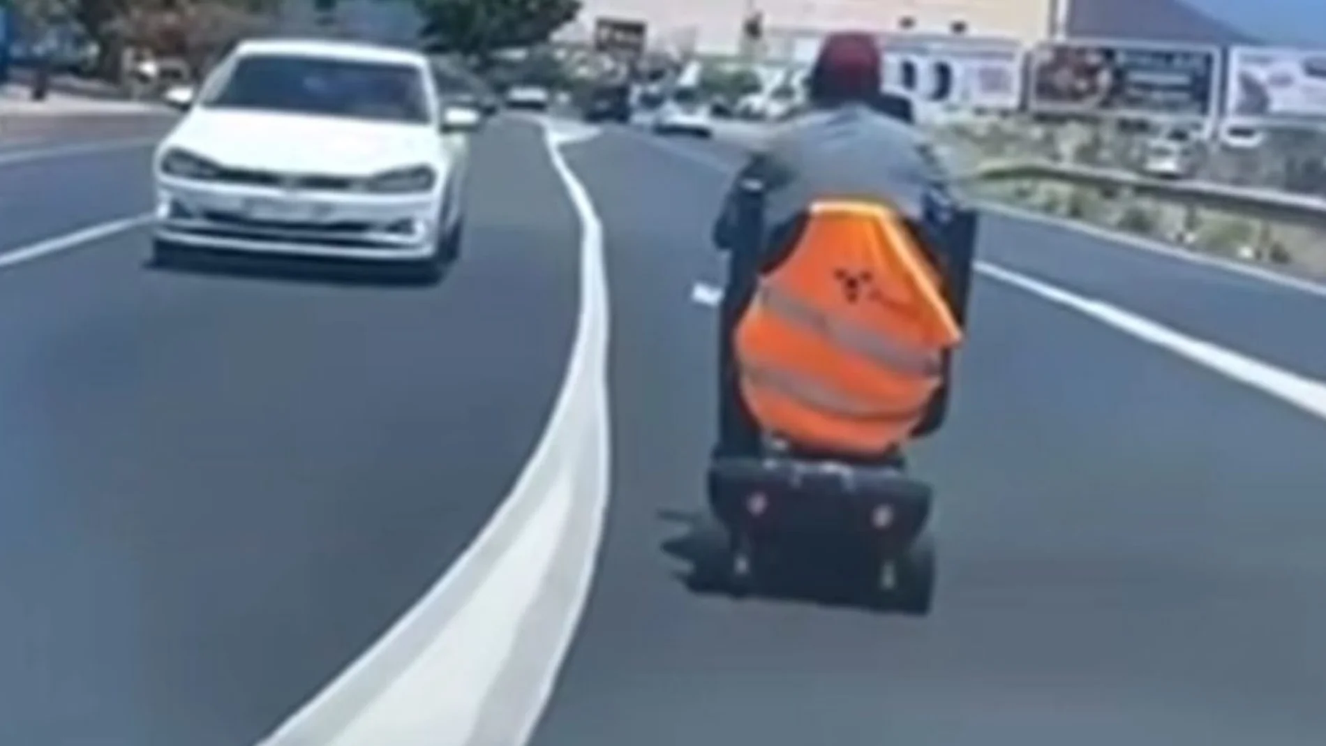 Cruza una abarrotada carretera de Tenerife en silla de ruedas: "Es un milagro que siga vivo"