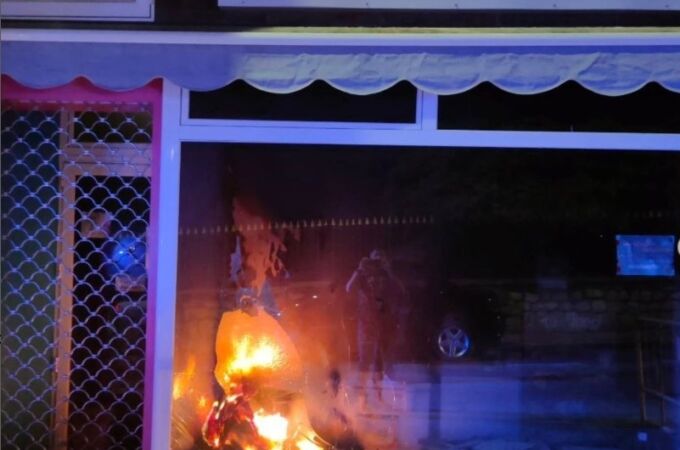 Escaparate de un local de Cuenca incendiado
