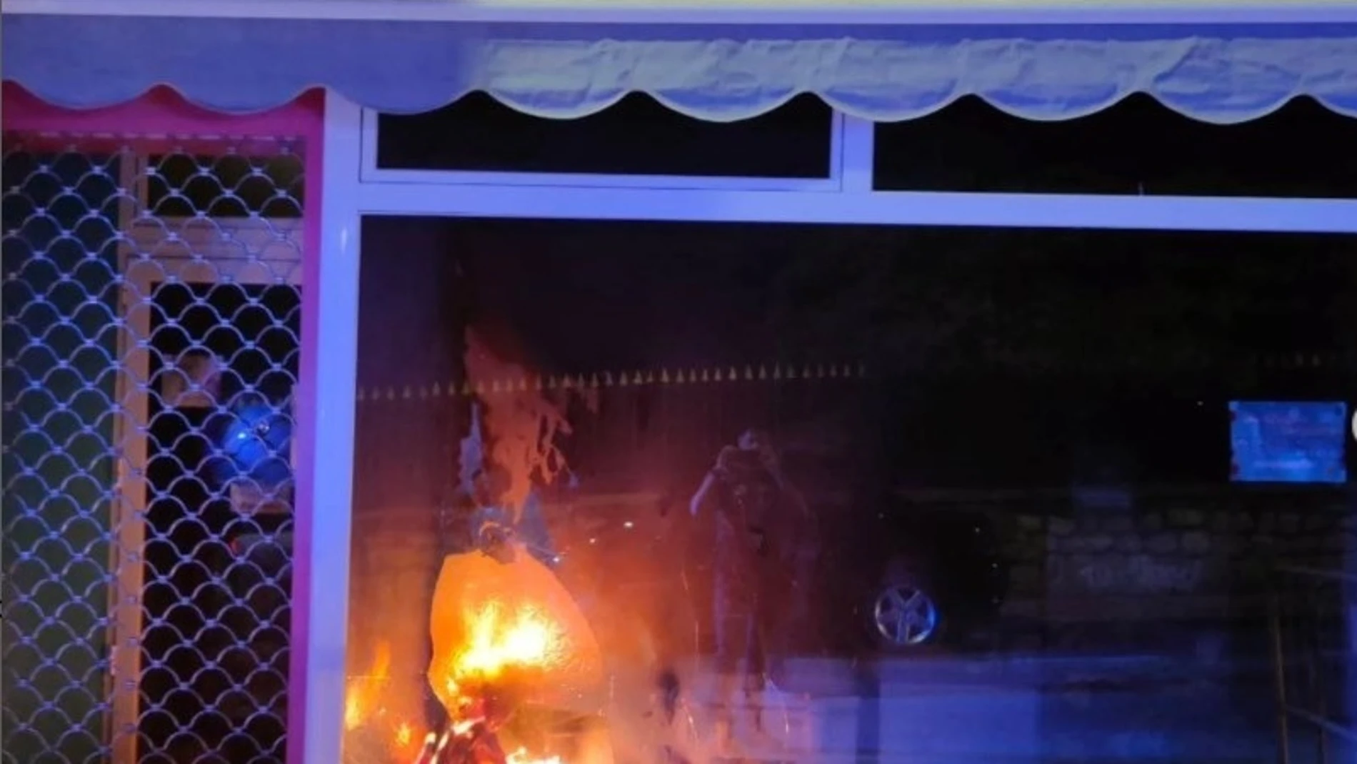 Escaparate de un local de Cuenca incendiado