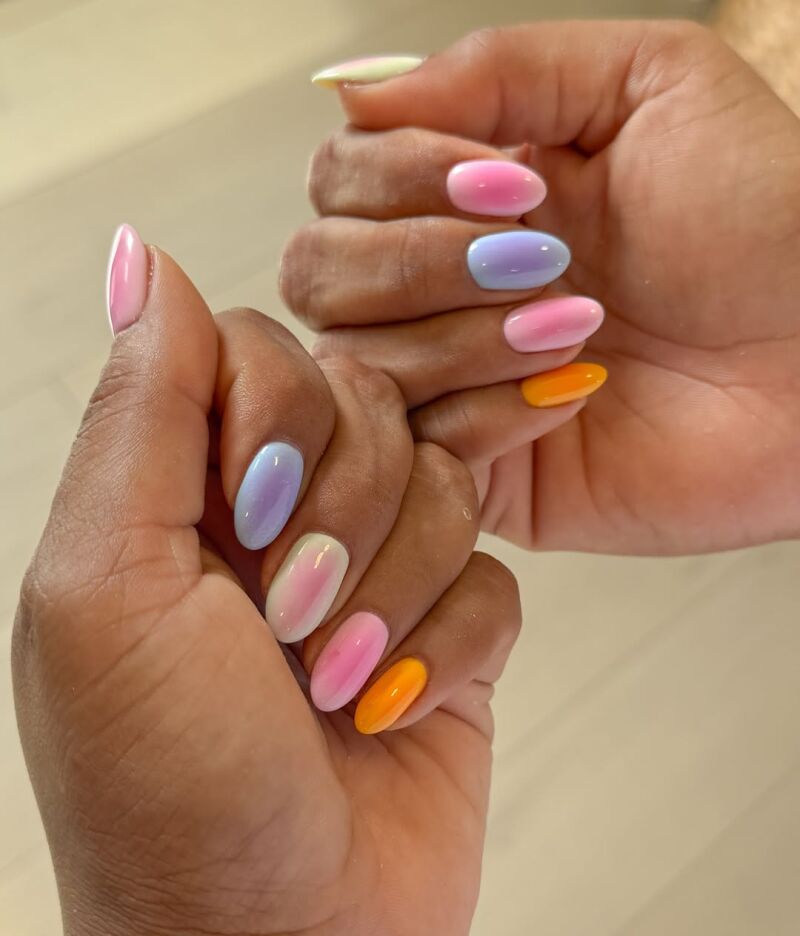 Degradado en tonos pastel: lila, rosa y naranja.