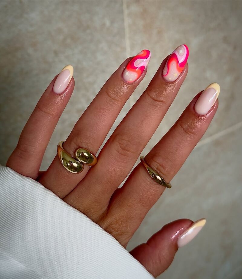 Ondas fucsias y manicura francesa en amarillo pastel sobre base nude.