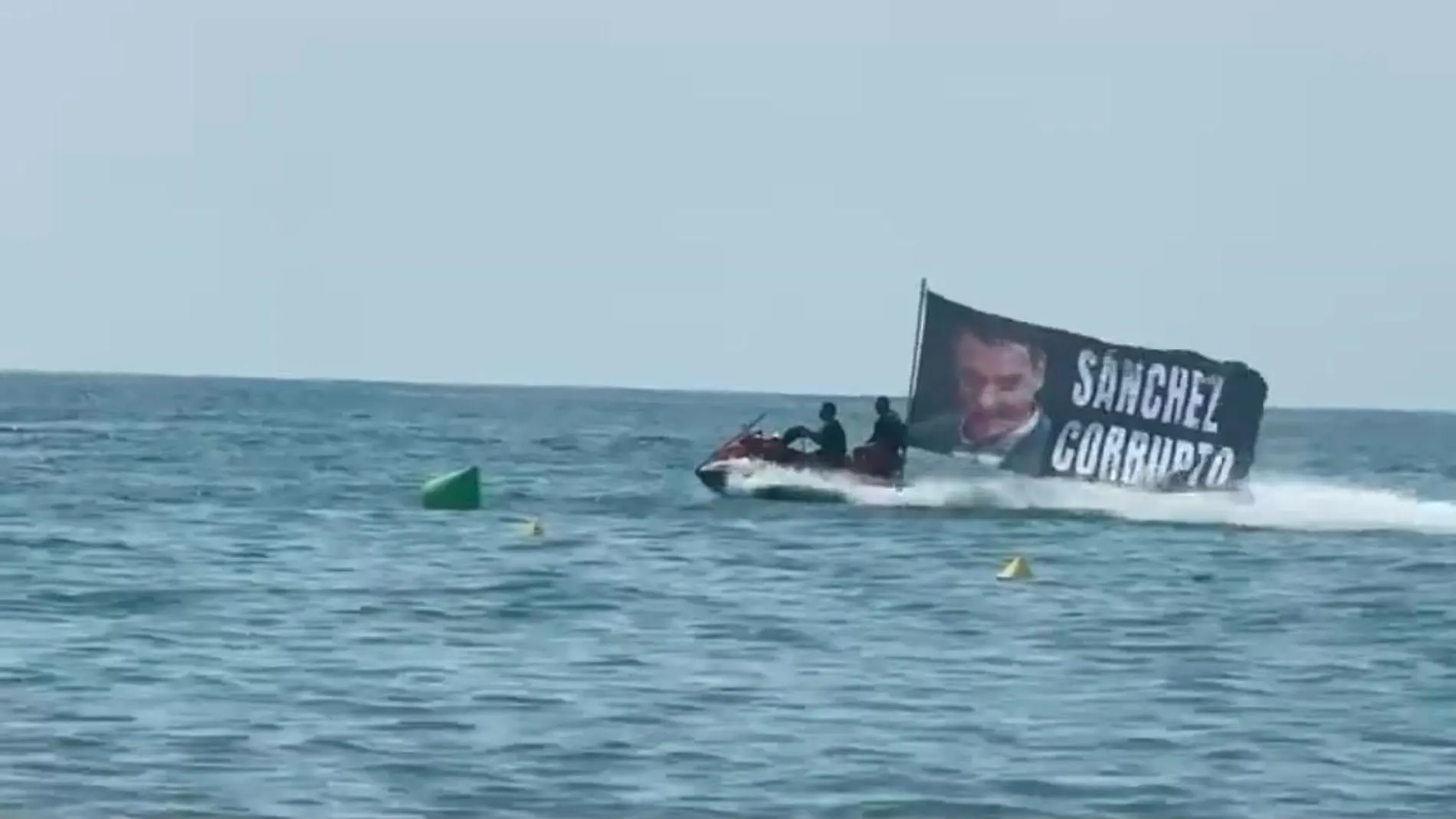 La lona de Hazte Oír de "Sánchez, corrupto" en el mar, después de que fuesen retirada por un juez del Congreso de los Diputados