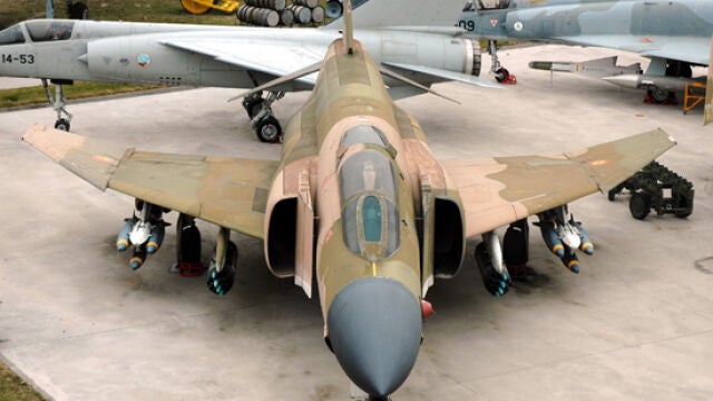 Varios aviones del Museo del Ejército del Aire expuestos para los visitantes