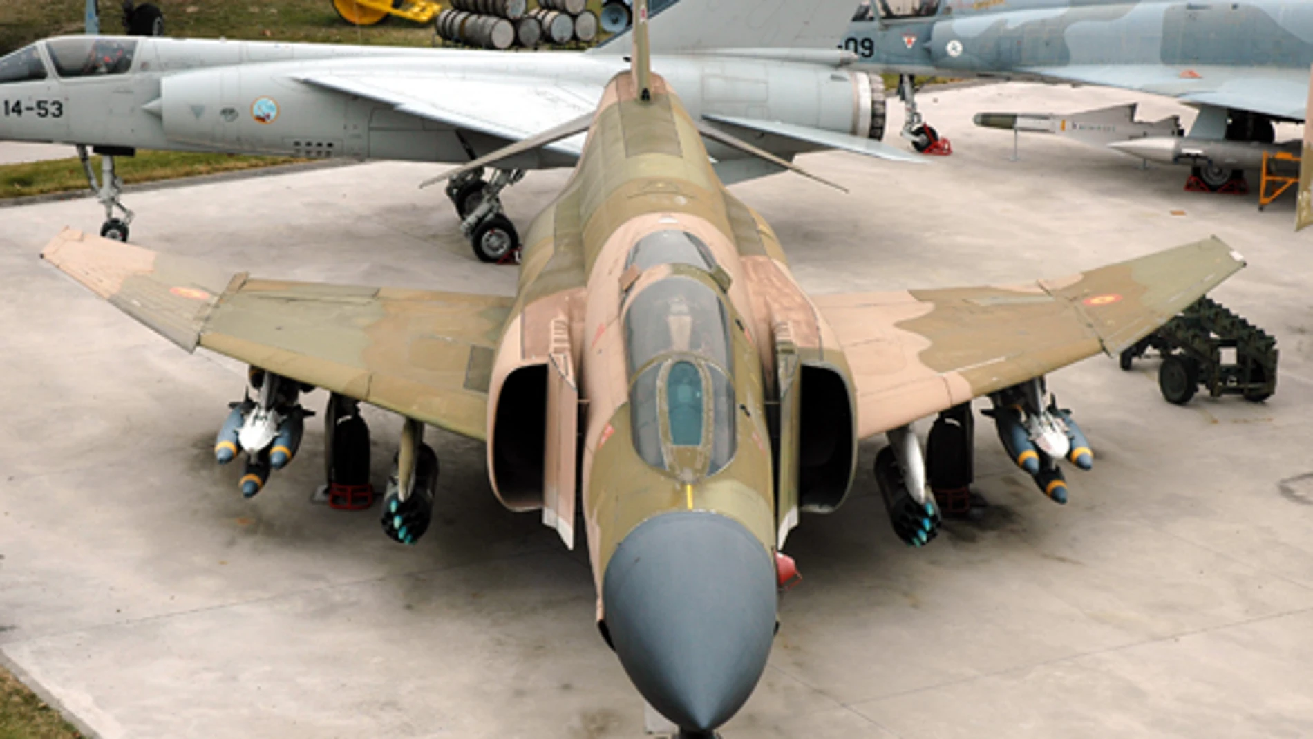 Varios aviones del Museo del Ejército del Aire expuestos para los visitantes