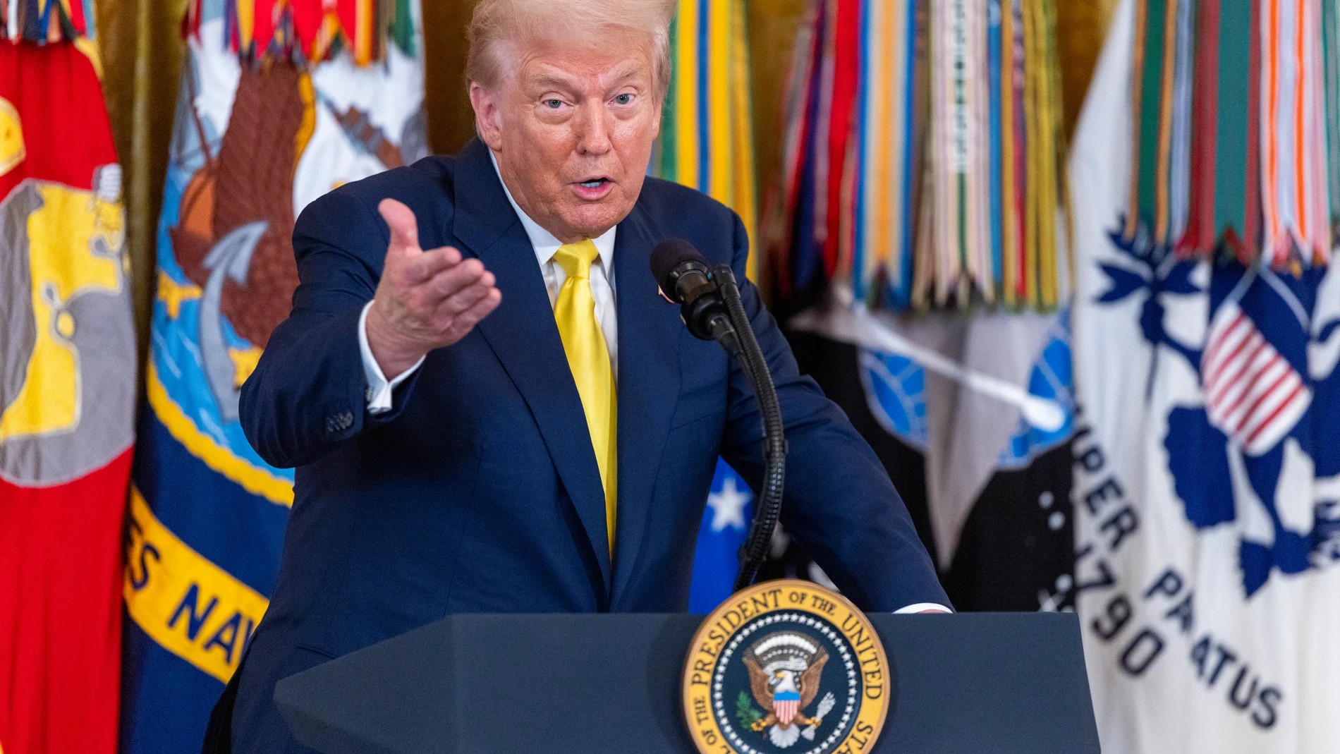 WASHINGTON (United States), 07/08/2025.- US President Donald Trump delivers remarks during a ceremony to honor National Purple Heart Day in the East Room of the White House in Washington, DC, USA, 07 August 2025. 07 August is National Purple Heart Day, honoring US heroes who were wounded or killed in action. EFE/EPA/SHAWN THEW