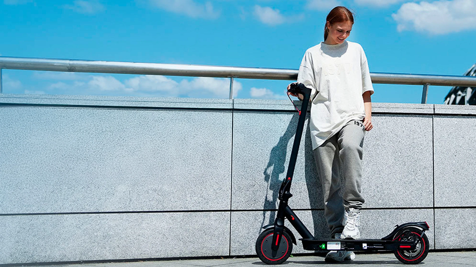 Su batería extraíble te permitirá cargarla sin tener que llevar el patinete contigo