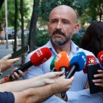 Jaime de los Santos realiza declaraciones a los medios de comunicación sobre temas de actualidad.