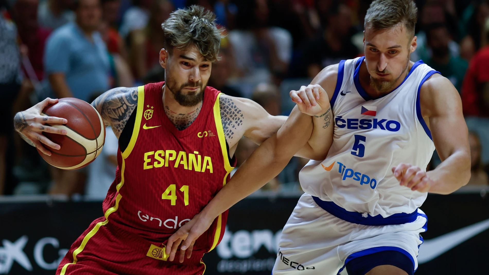 Juancho Hernangómez intenta superar a Jan Zidek