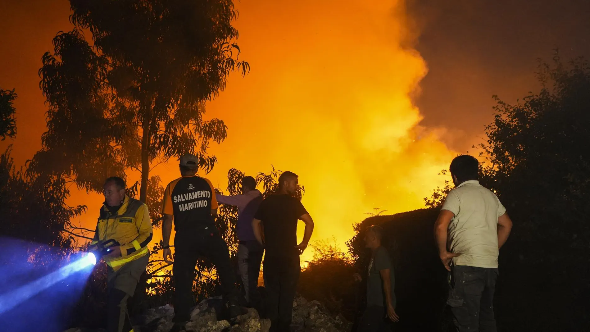 Sucesos.- AMP2.- Activos incendios en Forcarei y O Saviñao y controlado el fuego de A Fonsagrada que quemó 120 hectáreas