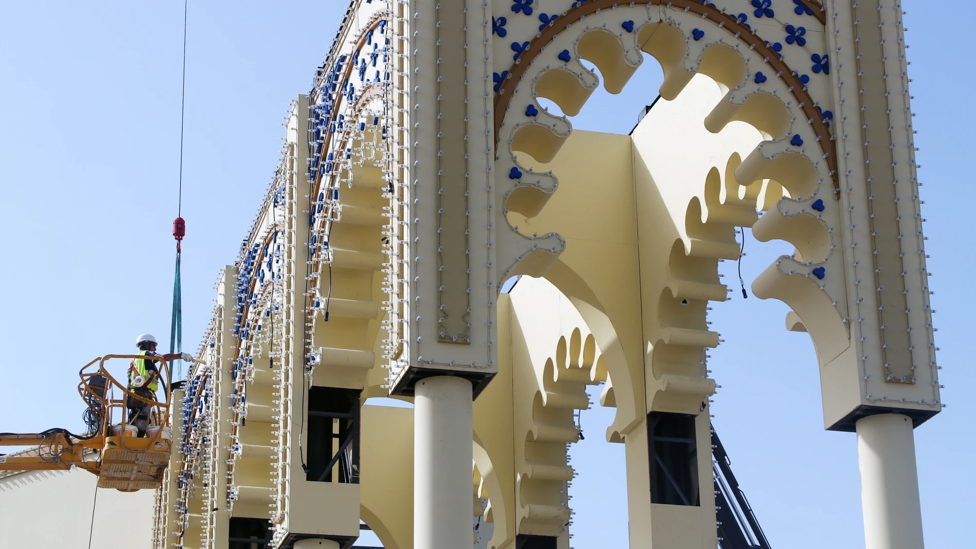 Realización de tareas de montajes y arreglos en las casetas del Cortijo de Torres para la celebración de la Feria de Málaga. A 7 de agosto de 2025, en Málaga (Andalucía, España). Comienzan los preparativos de la Feria de Málaga, que se celebra desde el 16 al 23 de agosto. 07 AGOSTO 2025 Álex Zea / Europa Press 07/08/2025