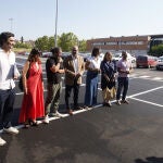 El alcalde de Ponferrada, Marco Morala, junto a diferentes autoridades, durante la inauguración del aparcamiento ejecutado junto al Centro de Salud de Flores del Si