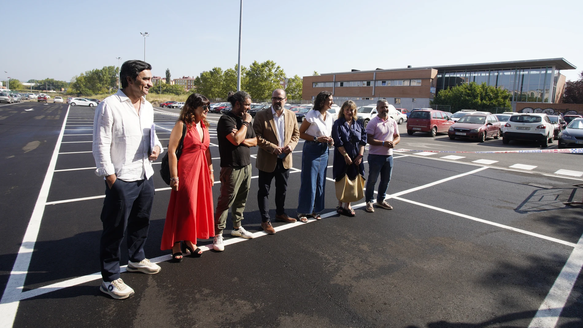 El alcalde de Ponferrada, Marco Morala, junto a diferentes autoridades, durante la inauguración del aparcamiento ejecutado junto al Centro de Salud de Flores del Si