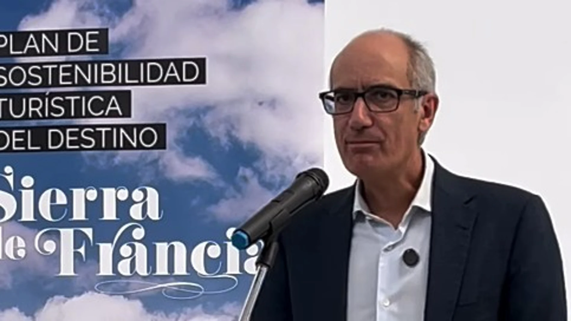 Javier Iglesias, presidente de la Diputación de Salamanca, presenta el área inteligente para autocaravanas en La Alberca