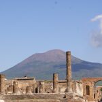 Ruinas de Pompeya; el monte Vesubio se impone al fondo del paisaje