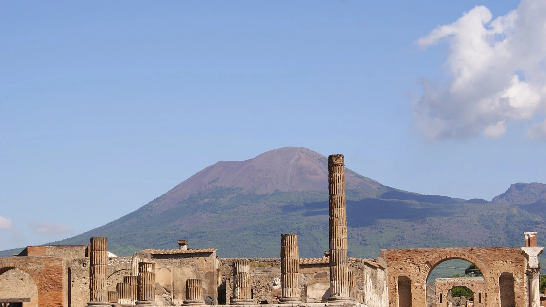 Ruinas de Pompeya; el monte Vesubio se impone al fondo del paisaje