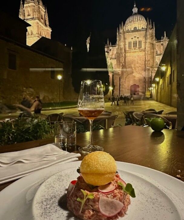 Terraza de El Huerto de Doña Deseada con vistas a las dos Catedrales de Salamanca