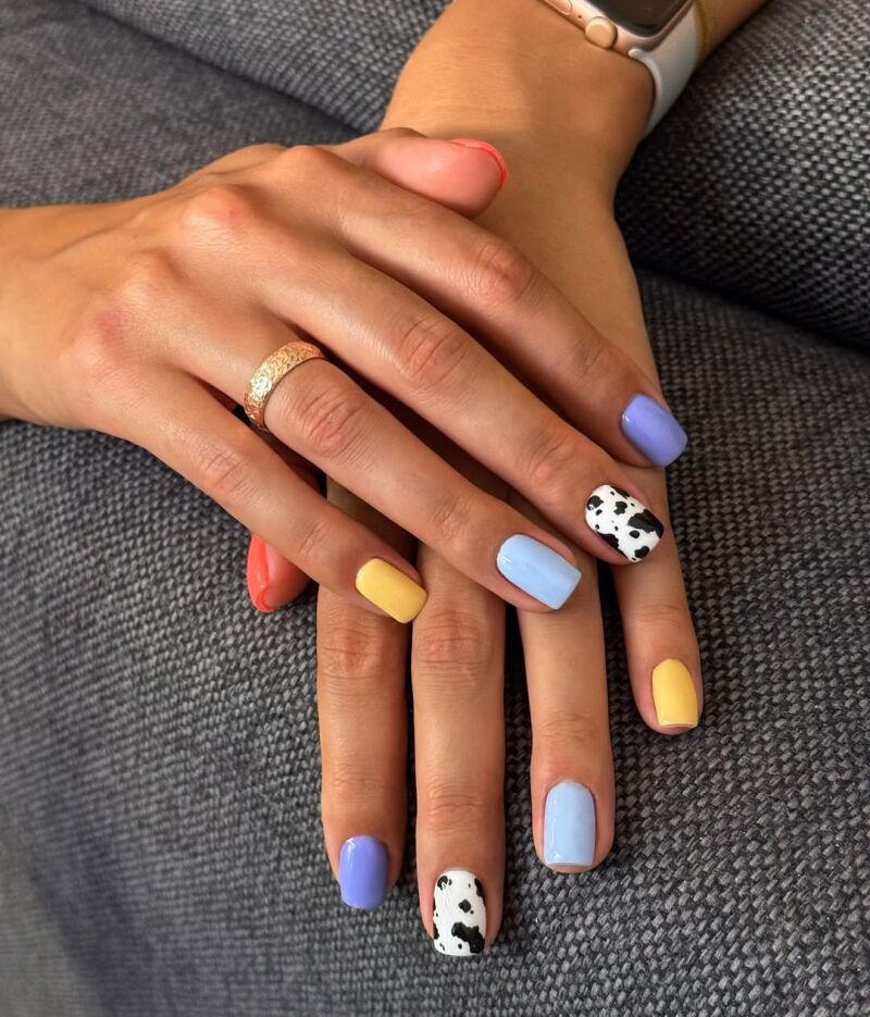 Mix de tonos con estampado vaquita en blanco y negro.