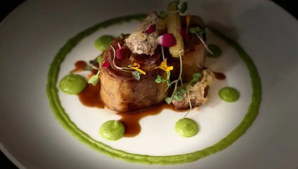 Rulo de cordero lechal de Castilla y León, con demi glace, su carrillera en tempura y la exótica menta Ocopa