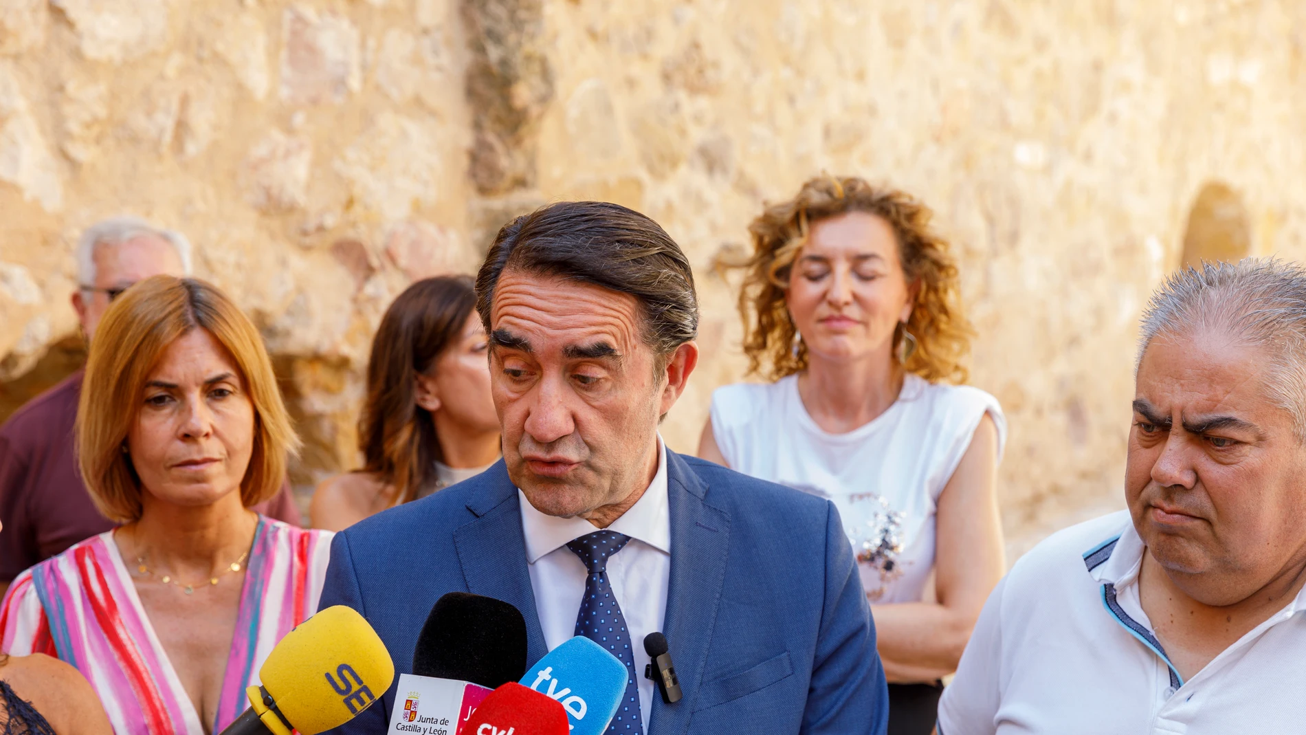 El consejero de Medio Ambiente, Vivienda y Ordenación del Territorio, Juan Carlos Suárez-Quiñones; junto al alcalde de Turégano, Juan Montes; la Diputada de Área de Promoción Provincial y Desarrollo Rural Sostenible, Magdalena Rodríguez; visitan las obras de rehabilitación del castillo de Turégano
