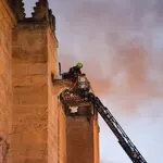 Sucesos.- AMP.- Los bomberos extinguen las llamas en la Mezquita de Córdoba y trabajan para que no se reavive