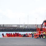 El Gobierno comenzó este lunes finalmente los traslados desde Canarias de los menores migrantes a la Península