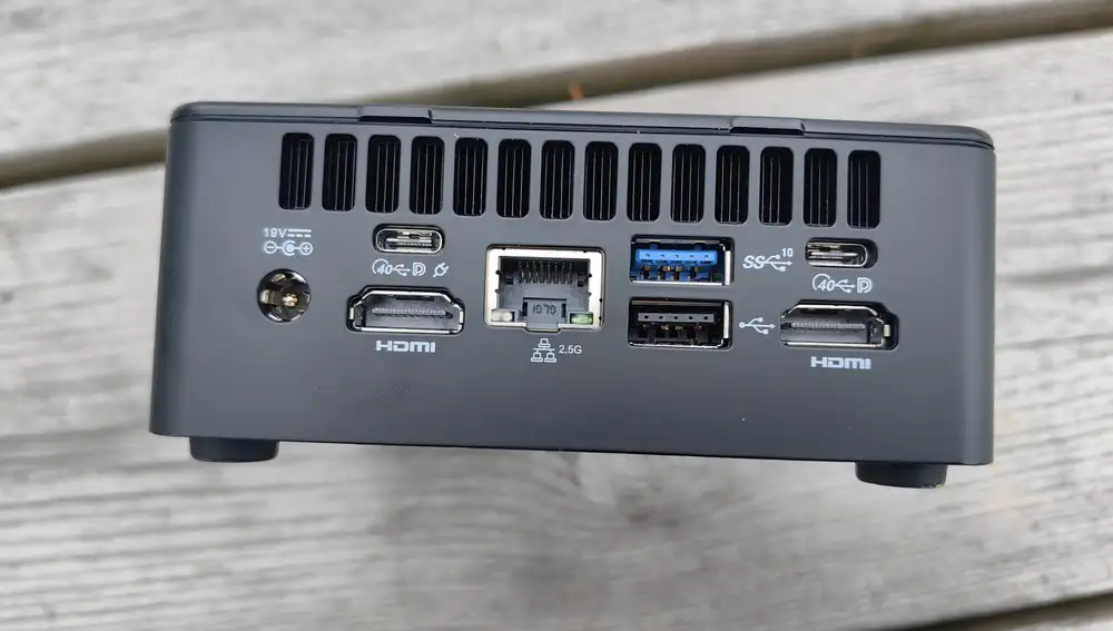 El sistema también incluye una placa para atornillar al monitor