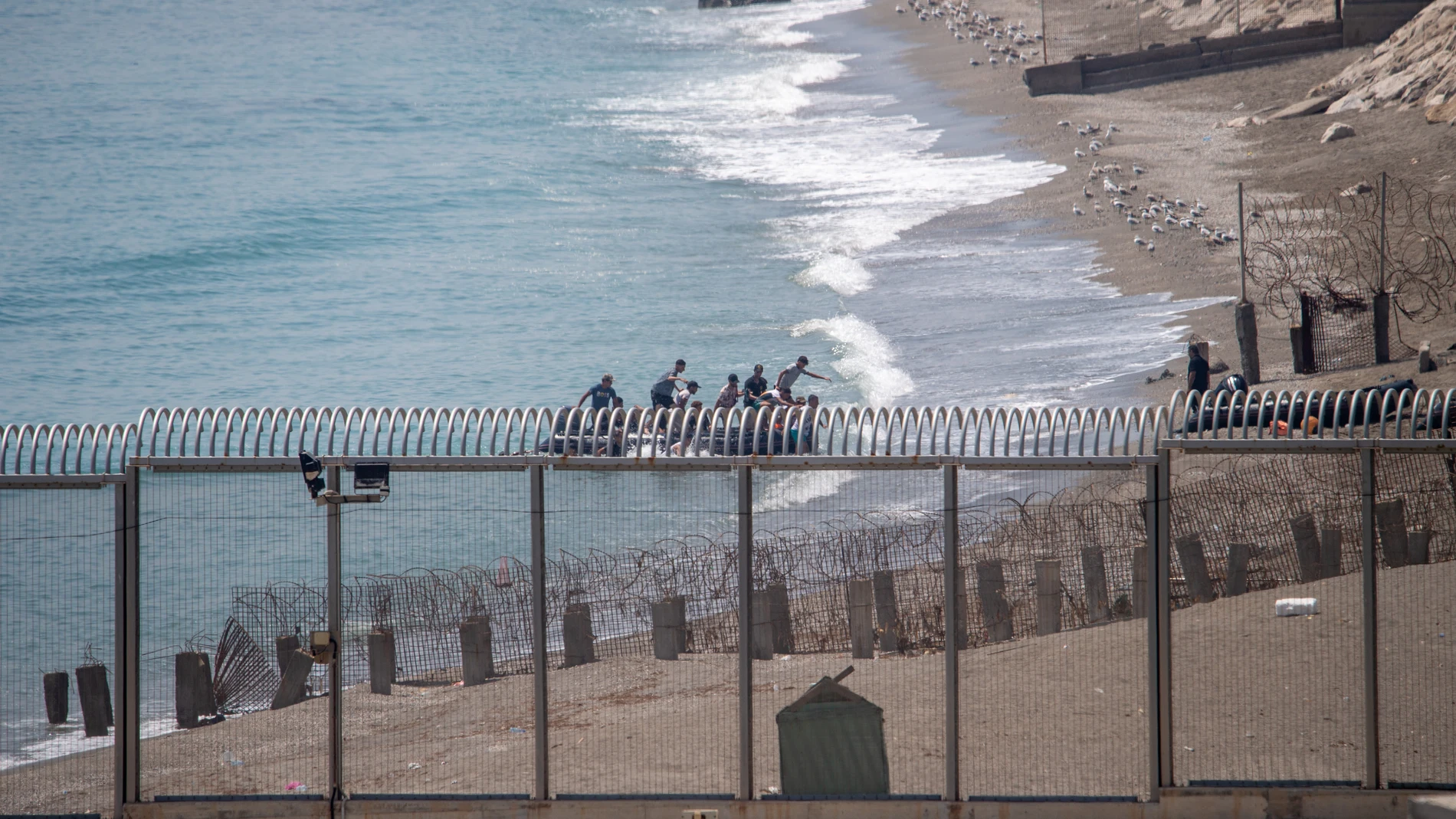 Una embarcación intenta entrar en Ceuta, a 9 de agosto de 2025, en Ceuta (España). Durante la última semana, cientos de personas han intentado cruzar a Ceuta, aprovechando la niebla, desde poblaciones marroquíes cercanas a El Tarajal. En la madrugada del viernes, catorce personas lograron llegar a Ceuta, entre ellas tres mujeres, una con discapacidad. La presión migratoria ha crecido en los últimos días, con intentos constantes tanto por mar como por el espigón y un fuerte refuerzo en la vigi...