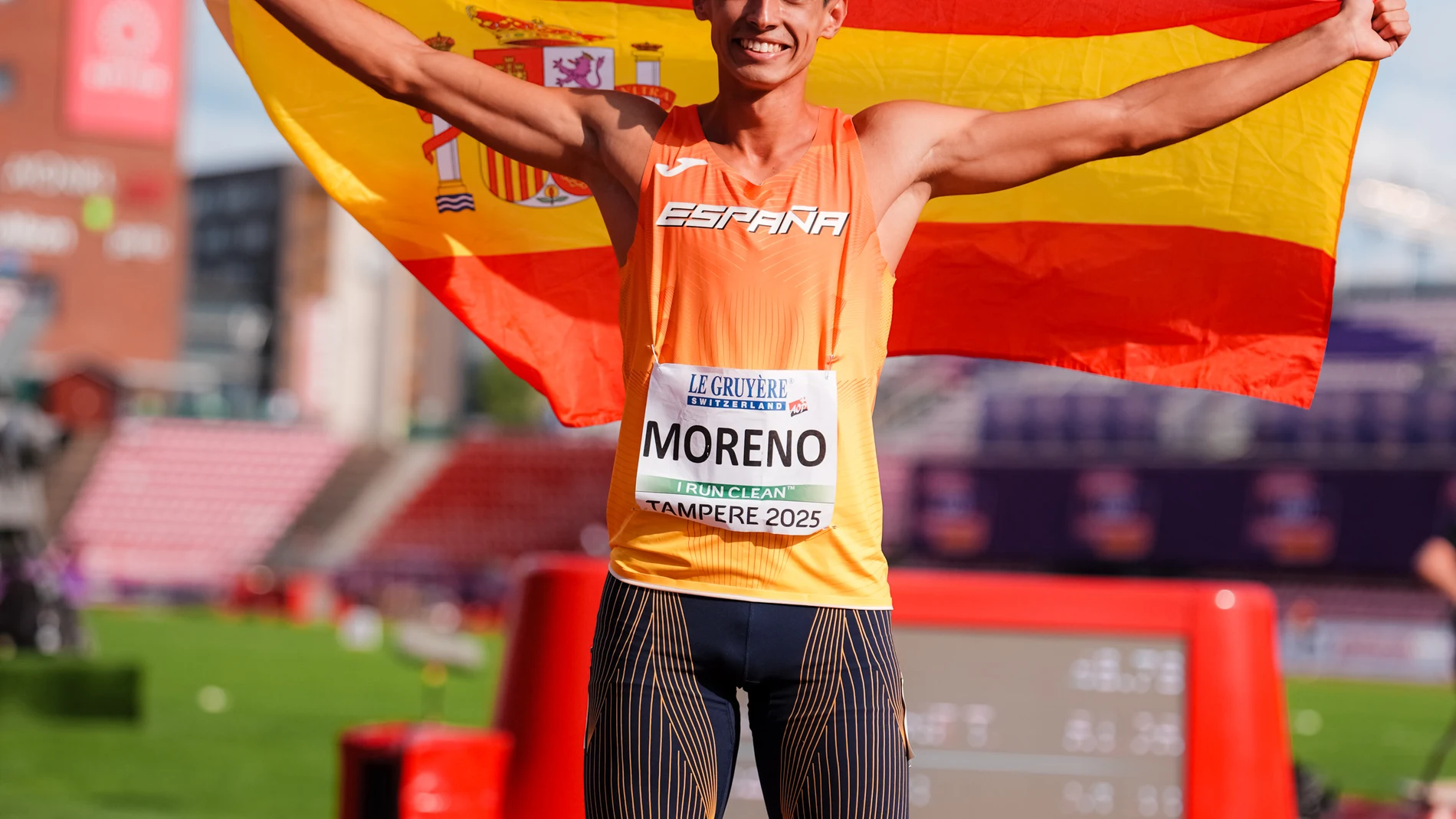 TAMPERE (FINLANDIA), 09/08/2025.- El atleta español Iker Moreno tras conseguir la medalla de plata en la prueba de los 400m vallas este sábado en los Campeonatos de Europa de atletismo sub 20 en Tampere RFEA/Sportmedia SOLO USO EDITORIAL/SOLO DISPONIBLE PARA ILUSTRAR LA NOTICIA QUE ACOMPAÑA (CRÉDITO OBLIGATORIO)