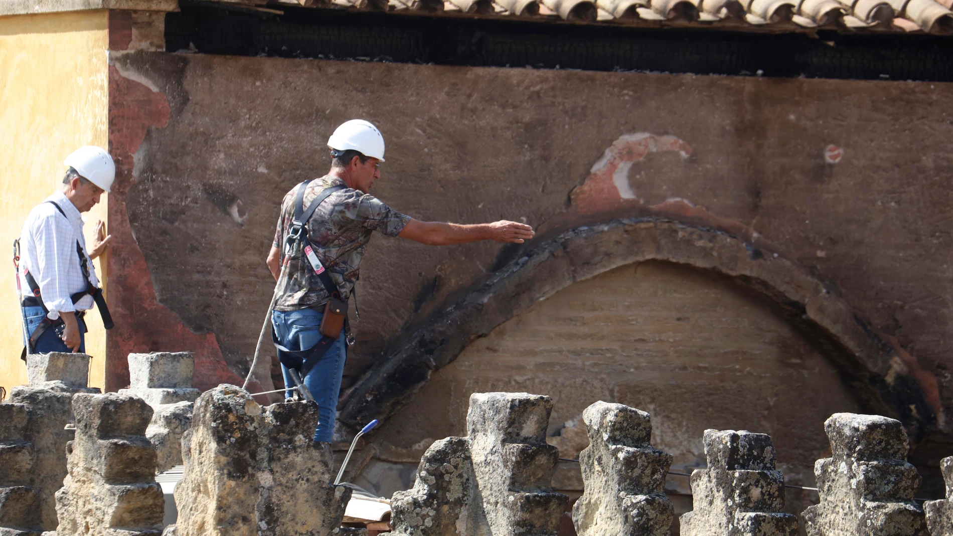 CÓRDOBA, 10/08/2025.- Continúan los trabajos de evaluación de daños en el tejado de la Mezquita de Córdoba. La Mezquita-Catedral de Córdoba retoma poco a poco su normalidad después del incendio en el que una capilla colapsó y se derrumbó el techo y otras dos resultaron afectadas, con la excepción de las visitas nocturnas al monumento que aún no se han restablecido. EFE/ Salas