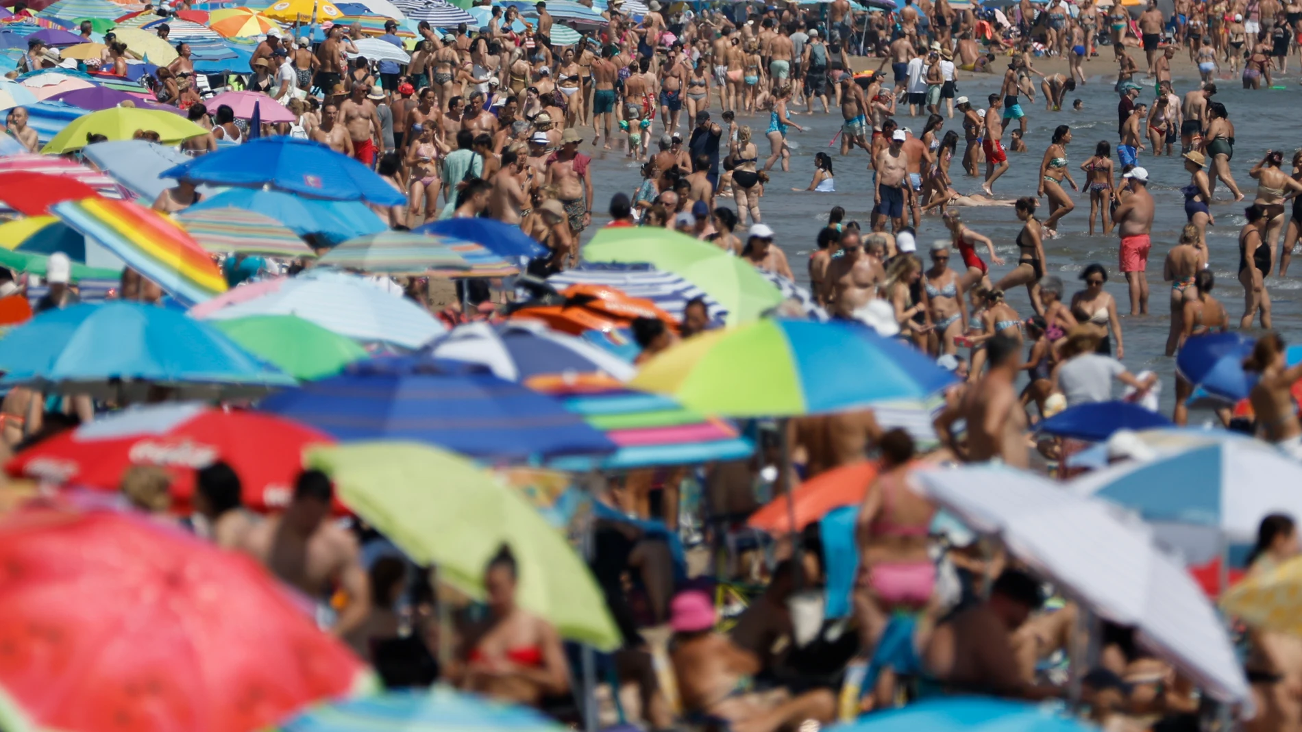 FOTODELDIA VALENCIA, 10/08/2025.- Cientos de personas disfrutan de una jornada de altas temperaturas en la playa de las Arenas (Valencia), este domingo. EFE/ Ana Escobar