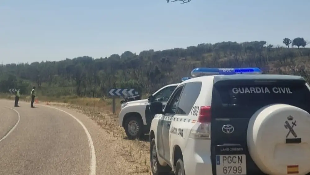 Coches y un helicóptero de la Guardia Civil en la ZA-100, donde se ha localizado el cuerpo sin vida del motorista desaparecido.