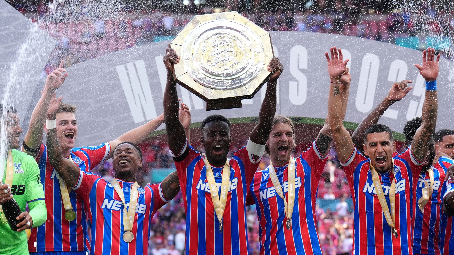 10 August 2025, United Kingdom, Sunderland: Crystal Palace's Marc Guehi lifts the shield with team-mates as they celebrate victory in the English FA Community Shield soccer match between Liverpool and Crystal Palace at Wembley Stadium. Photo: John Walton/PA Wire/dpa 10/08/2025 ONLY FOR USE IN SPAIN