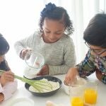 Niños cocinando
