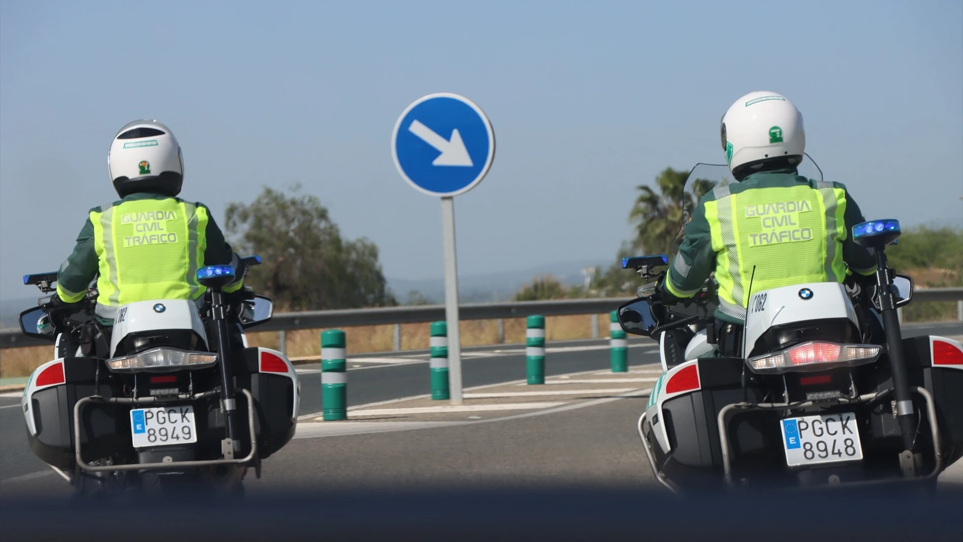 Agentes de tráfico de la Guardia Civil