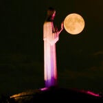 El Cristo del Otero 'roza' la luna: un ensayo fotográfico para el eclipse solar de 2026