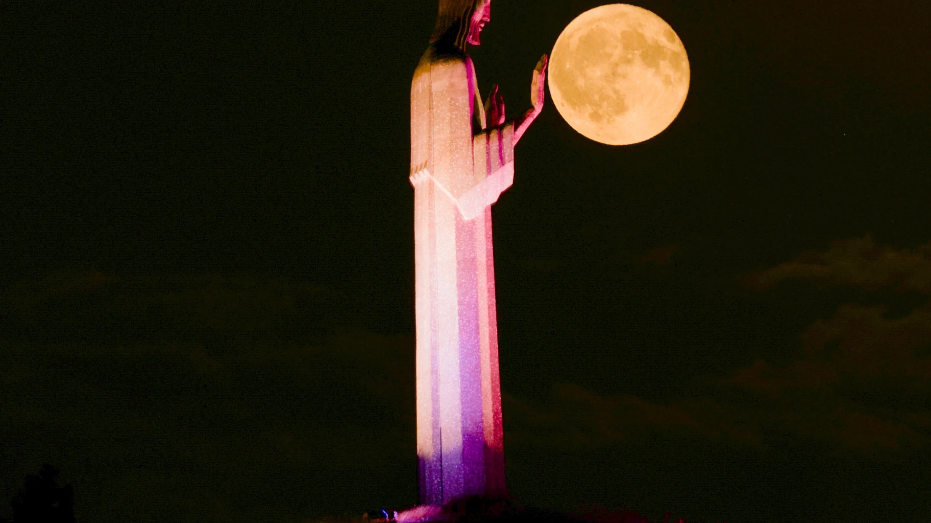 PALENCIA, 10/08/2025.- La escultura es el Cristo del Otero (Palencia), la escultura de Jesucristo más alta de España, parece rozar la luna en la noche de ayer, sábado 10 de agosto, en esta instantánea capturada por el fotógrafo ‘JuanK’, natural de Granollers (Barcelona), como parte de su ensayo para captar el 12 de agosto de 2026 un eclipse total de sol. EFE/ Cuenta de Instagram de @ljuank / ***SOLO USO EDITORIAL/SOLO DISPONIBLE PARA ILUSTRAR LA NOTICIA QUE ACOMPAÑA (CRÉDITO OBLIGATORIO)***